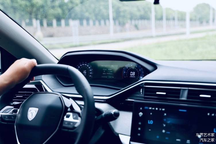 “良心車 神龍造”硬控全場 “六龍座駕”駕控體驗營燃擎開戰