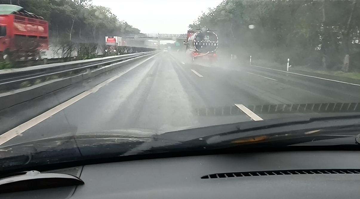 雨天開車的7個變道技巧,相比晴天,變道風險更大,一定要注意
