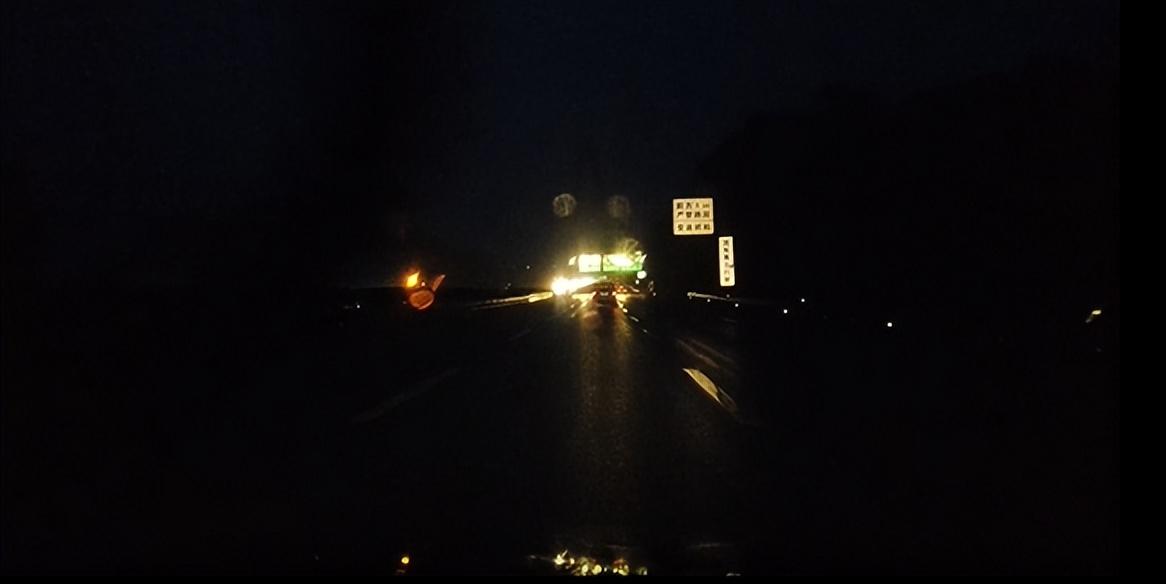 雨天開車跑高速的9不準,一次犯錯就可能后悔終身,務必要牢記