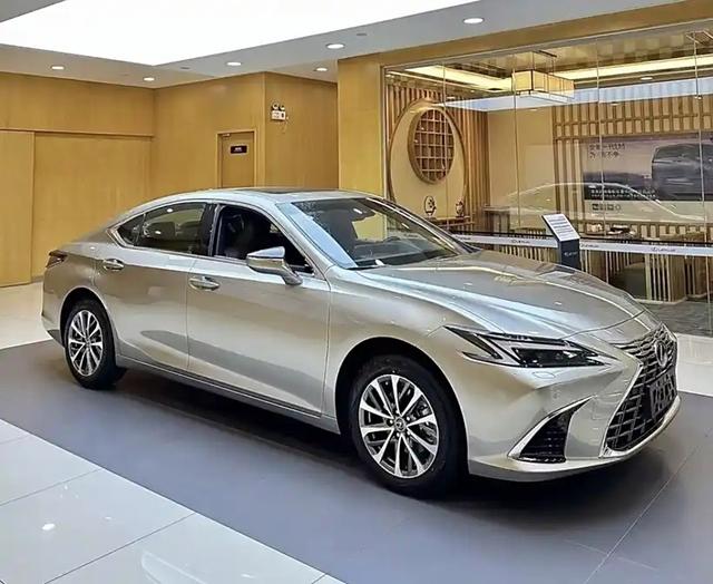 25款雷克薩斯ES閃亮登場,不足30W配貫通尾燈-有駕 25款雷克薩斯ES閃亮登場,不足30W配貫通尾燈-有駕