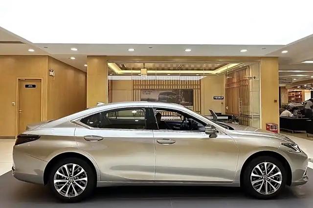 25款雷克薩斯ES閃亮登場,不足30W配貫通尾燈-有駕 25款雷克薩斯ES閃亮登場,不足30W配貫通尾燈-有駕