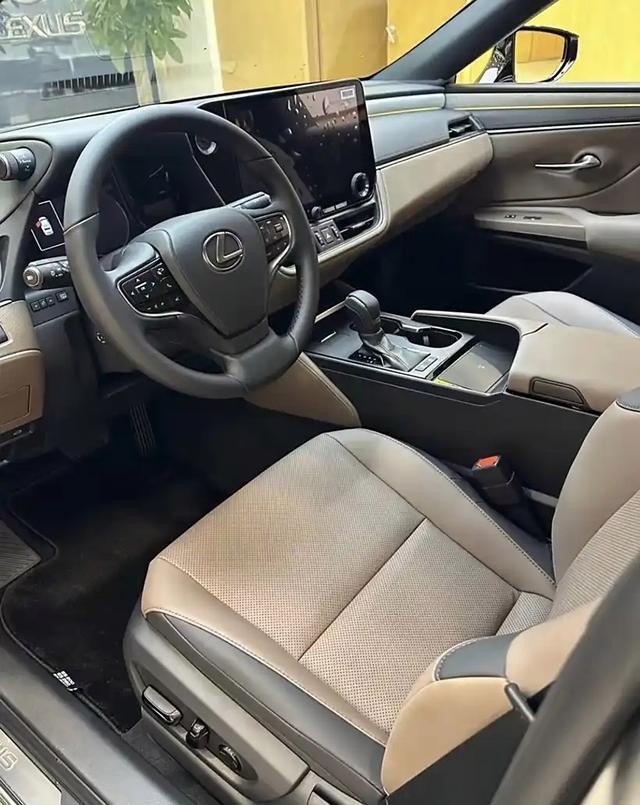 25款雷克薩斯ES閃亮登場,不足30W配貫通尾燈-有駕 25款雷克薩斯ES閃亮登場,不足30W配貫通尾燈-有駕