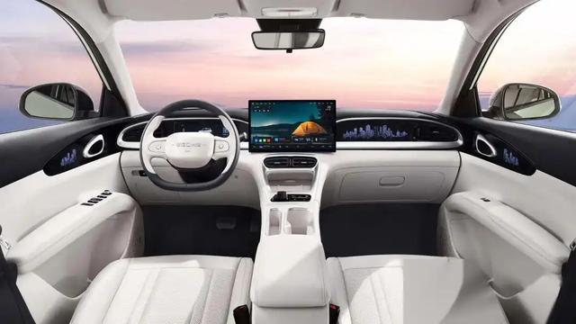 吉利造了一輛唯美新車！外觀酷似奔馳，配前后獨懸僅7.88萬起-有駕