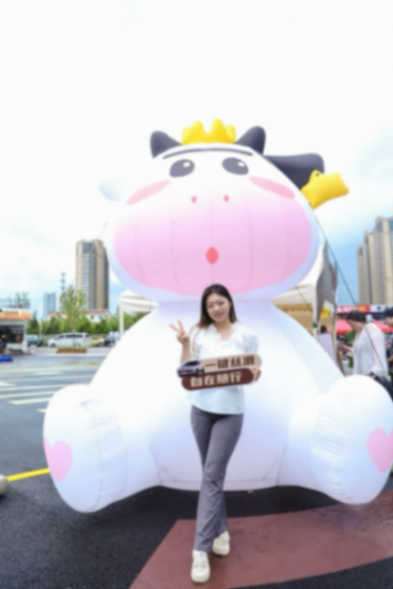 當汽車駛入潮玩牧場,吉利新車發布會玩成「甜蜜派對」