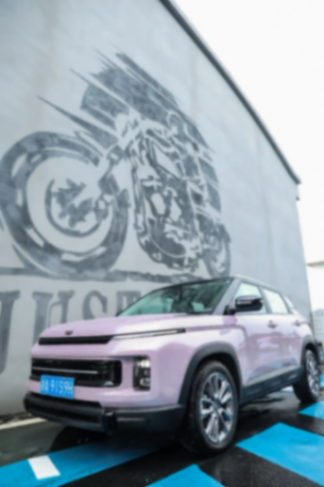 當汽車駛入潮玩牧場,吉利新車發布會玩成「甜蜜派對」