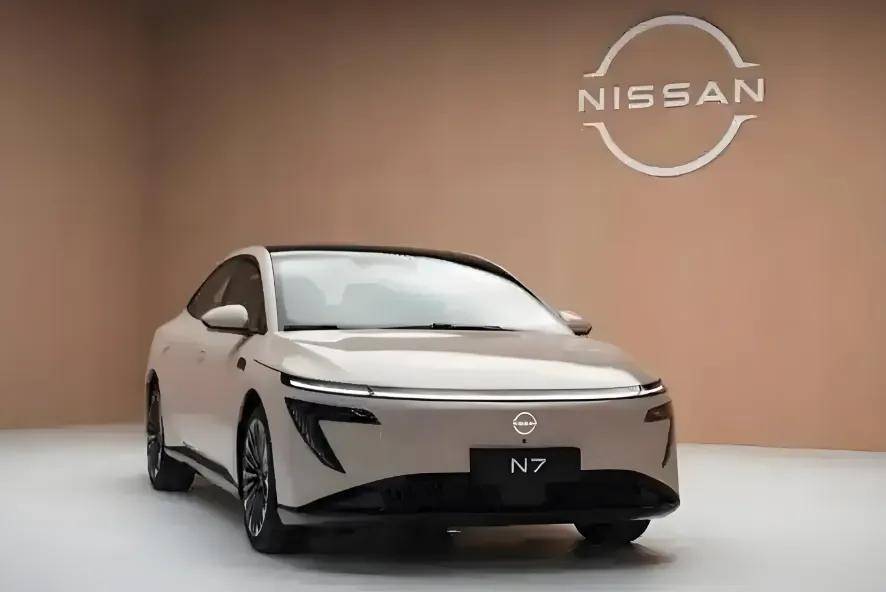 東風日產(chǎn)周鋒,從事汽車技術領域相關工作,在技術研發(fā)、戰(zhàn)略規(guī)劃、經(jīng)營管理等方面工作經(jīng)驗頗豐