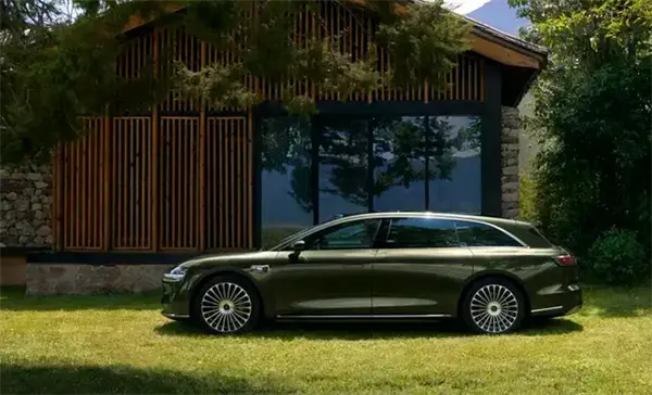  余承東現身享界S9T試駕現場：展示智慧電門、尾門功能