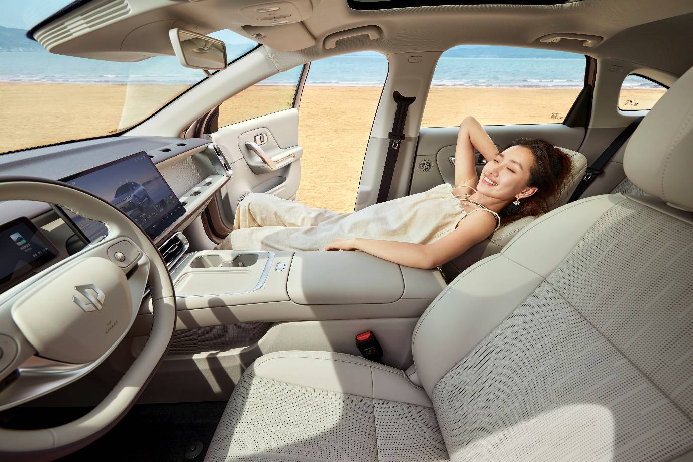 25歲想買臺“不將就”的車?零跑B01這波操作把年輕人心思摸透了