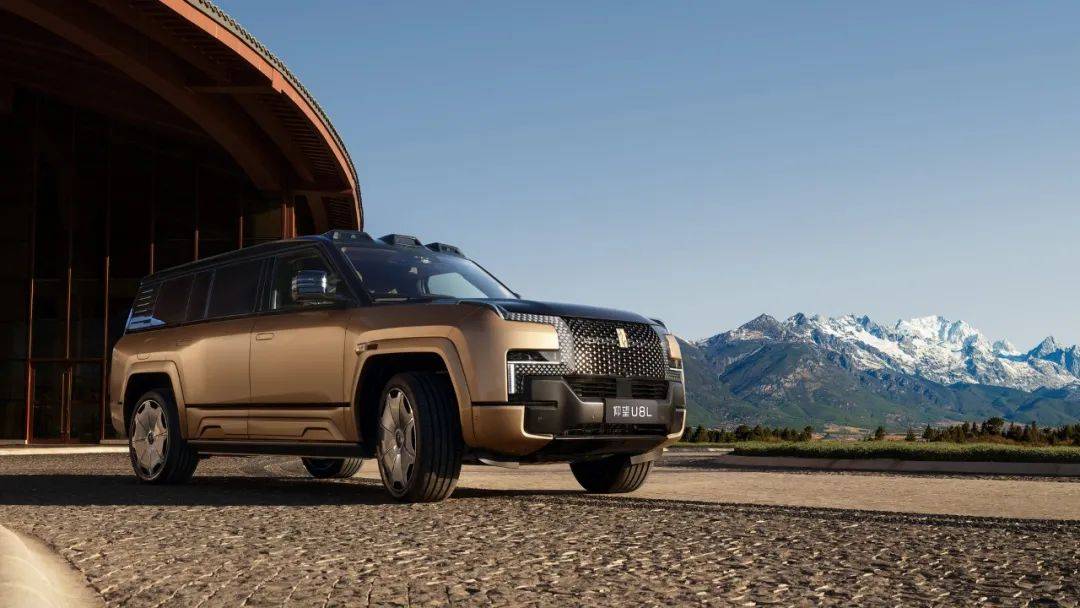 真中式奢侈品級(jí)豪車首秀 仰望U8L鼎世版預(yù)售130萬元