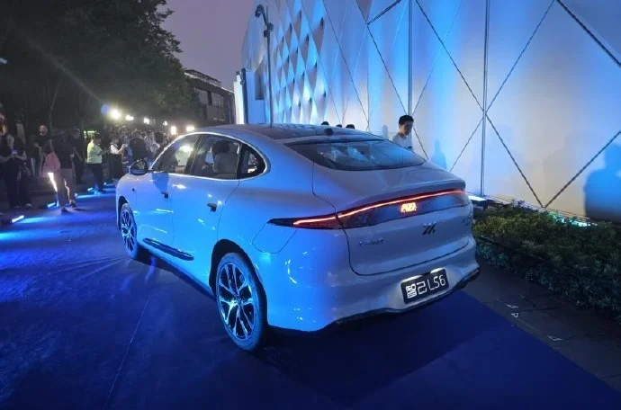 新一代智己LS6上市：起售價20.99萬，搭載800V超快充+智慧四輪轉向