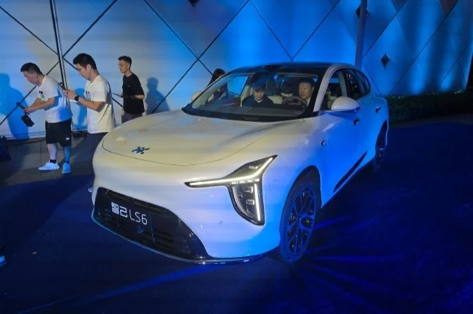 新一代智己LS6上市：起售價20.99萬，搭載800V超快充+智慧四輪轉向