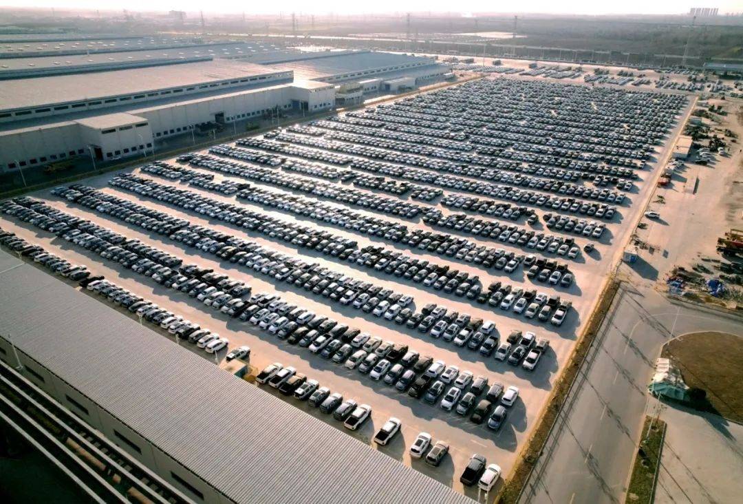 8月14日,比亞迪鄭州賽車場(chǎng)正式開業(yè),王傳福宣布建設(shè)全球首批全地形專業(yè)賽車場(chǎng)不到兩年時(shí)間。