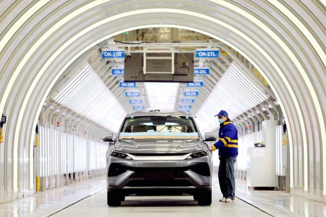 8月14日,比亞迪鄭州賽車場(chǎng)正式開業(yè),王傳福宣布建設(shè)全球首批全地形專業(yè)賽車場(chǎng)不到兩年時(shí)間。