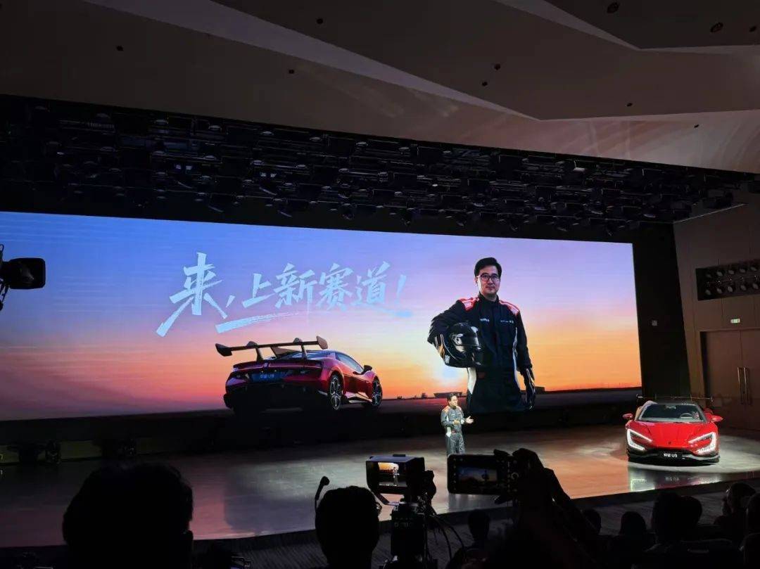 8月14日,比亞迪鄭州賽車場(chǎng)正式開業(yè),王傳福宣布建設(shè)全球首批全地形專業(yè)賽車場(chǎng)不到兩年時(shí)間。