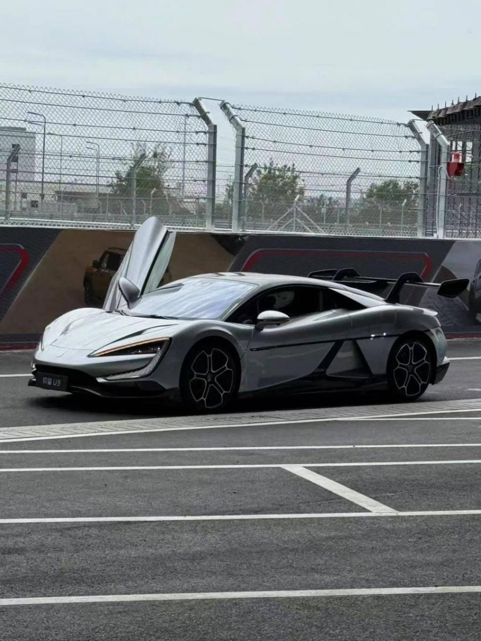 8月14日,比亞迪鄭州賽車場(chǎng)正式開業(yè),王傳福宣布建設(shè)全球首批全地形專業(yè)賽車場(chǎng)不到兩年時(shí)間。