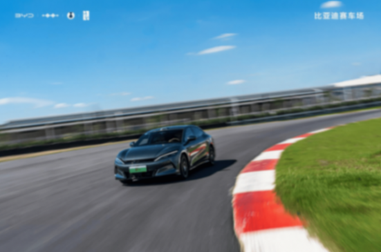 8月14日,比亞迪鄭州賽車場(chǎng)正式開業(yè),王傳福宣布建設(shè)全球首批全地形專業(yè)賽車場(chǎng)不到兩年時(shí)間。