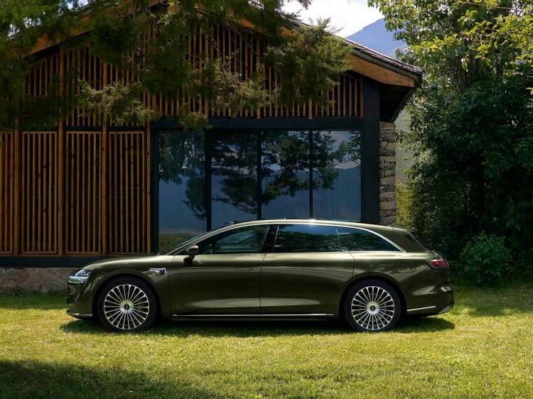 華系首款旅行車享界S9T在前兩天正式開啟預售,推出增程和純電兩種動力形式,帶來6款車型,預售價32.8-38.8萬元