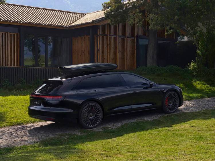 華系首款旅行車享界S9T在前兩天正式開啟預售,推出增程和純電兩種動力形式,帶來6款車型,預售價32.8-38.8萬元