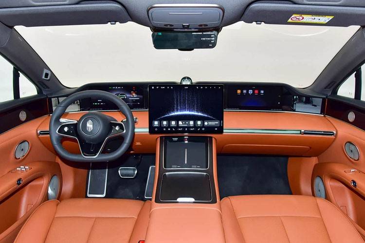 華系首款旅行車享界S9T在前兩天正式開啟預售,推出增程和純電兩種動力形式,帶來6款車型,預售價32.8-38.8萬元