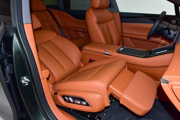 華系首款旅行車享界S9T在前兩天正式開啟預售,推出增程和純電兩種動力形式,帶來6款車型,預售價32.8-38.8萬元