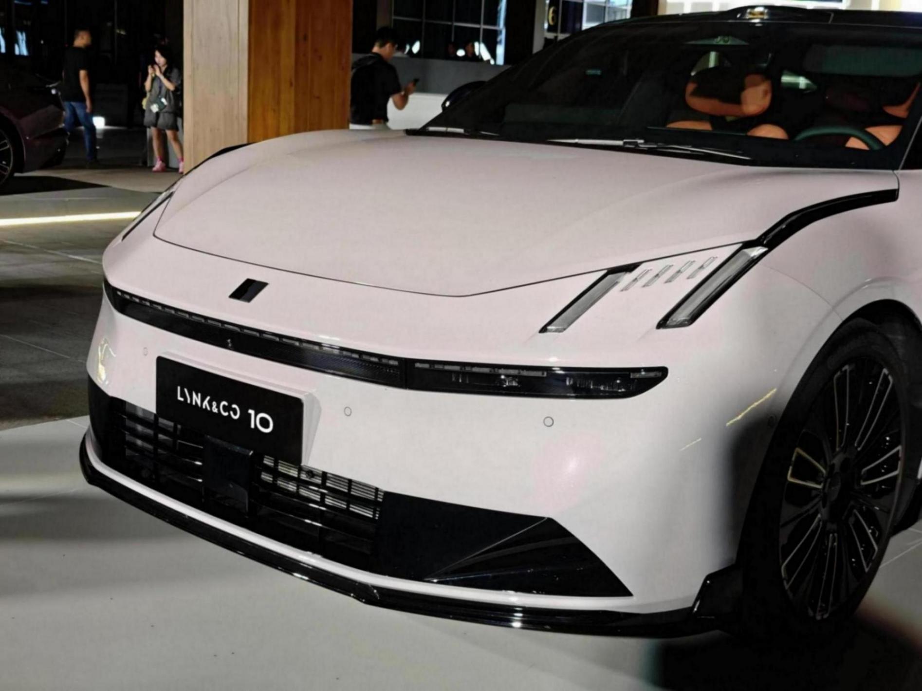 限時(shí)優(yōu)惠價(jià)16.38-20.18萬元 領(lǐng)克10 EM-P正式上市