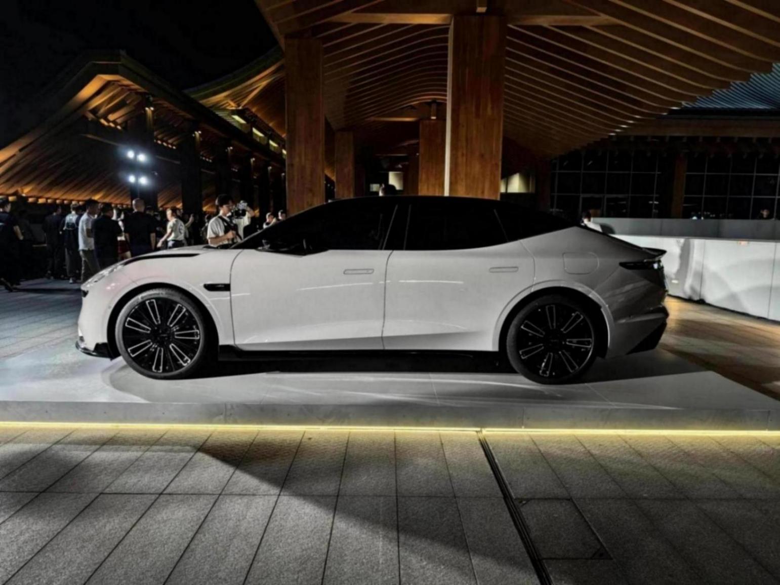 限時(shí)優(yōu)惠價(jià)16.38-20.18萬元 領(lǐng)克10 EM-P正式上市