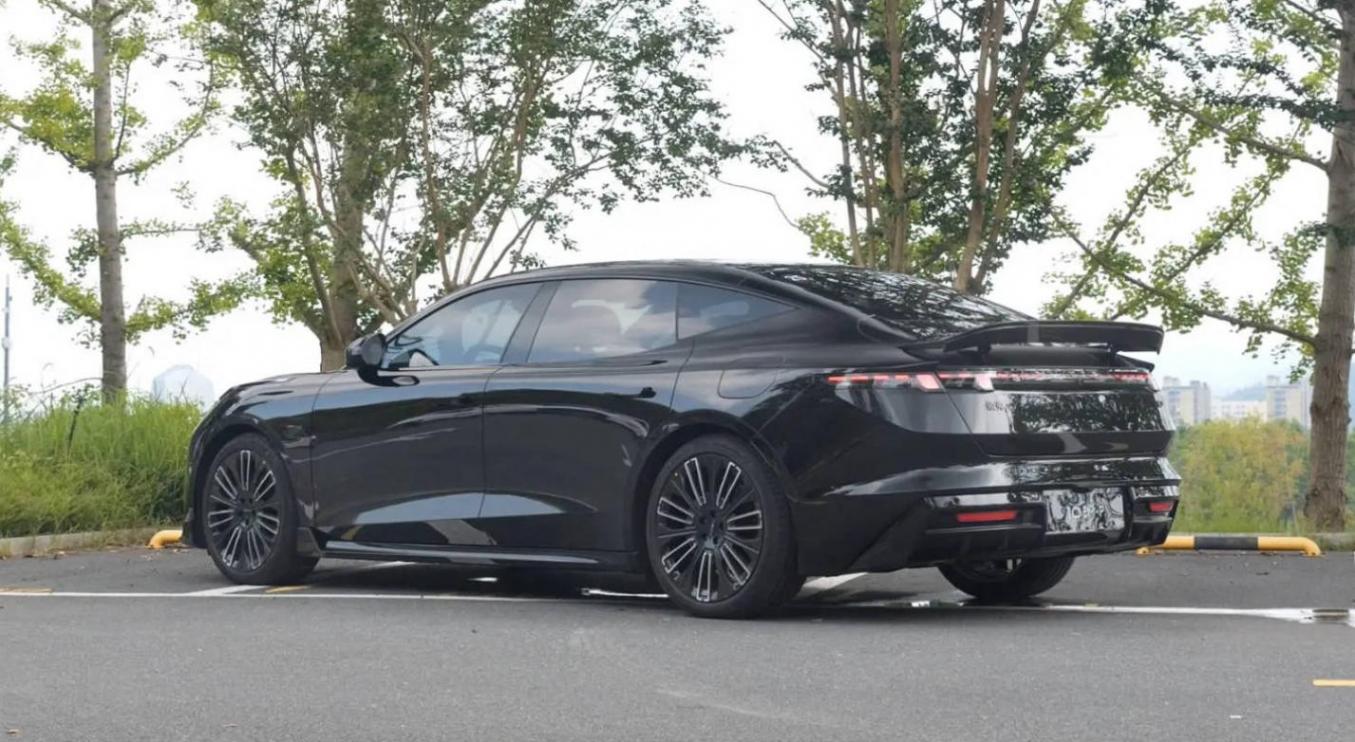 限時(shí)優(yōu)惠價(jià)16.38-20.18萬元 領(lǐng)克10 EM-P正式上市