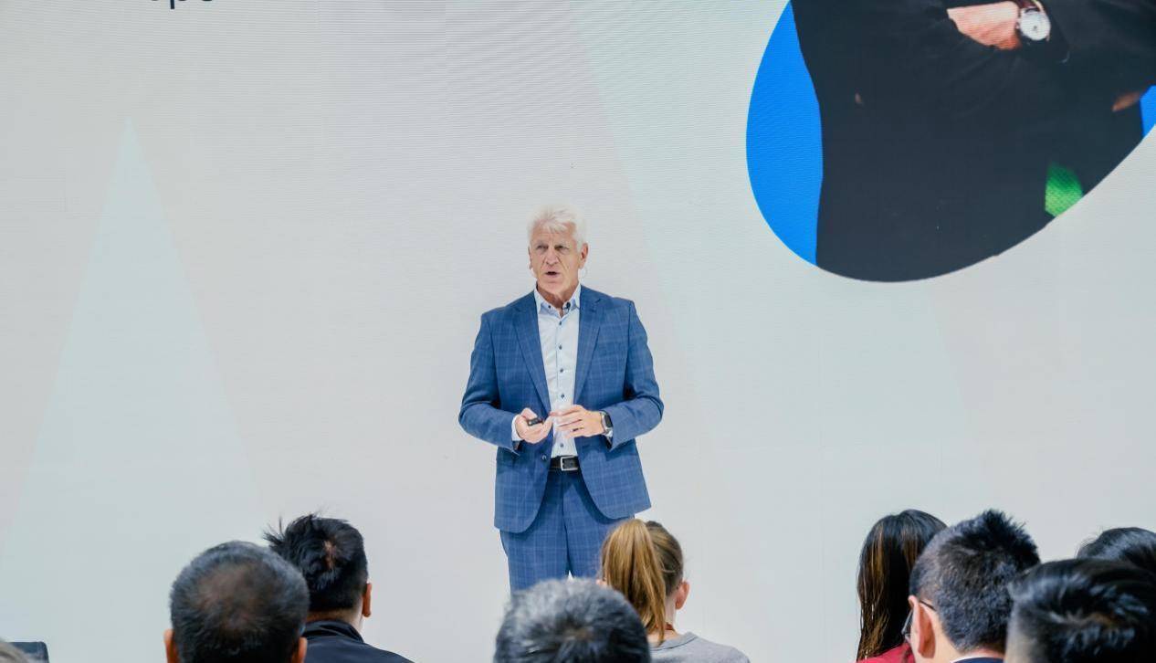 Momenta亮相2025慕尼黑車展 飛輪大模型落地歐洲