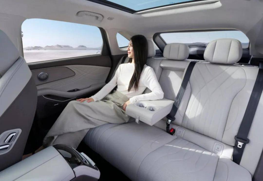 國外賣50萬的星途瑤光C-DM寰球版,實為高質中型電混SUV