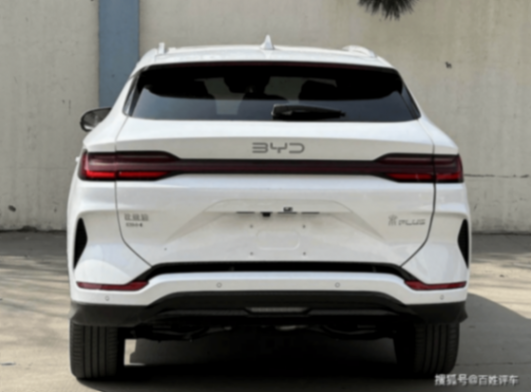 撕碎模仿者標簽,11月自主品牌新車用設(shè)計硬剛?cè)?" /></p>
<p>比亞迪宋PLUSDM-i5.0的改款車型也有望于11月亮相,其設(shè)計進一步深化了海洋美學(xué)的科技表達。流銀珍珠車身色在不同光照下呈現(xiàn)動態(tài)光韻,細長銳利的大燈組與車身線條呼應(yīng)海之靈的設(shè)計理念。車內(nèi)DiLink5.0車機系統(tǒng)的界面設(shè)計更趨簡潔,VTOL移動電站功能的控制按鈕集成在中控屏快捷菜單中,實現(xiàn)了技術(shù)功能與交互設(shè)計的無縫銜接。第五代DM-i混動系統(tǒng)帶來的3.6L/100km饋電油耗優(yōu)勢,通過儀表盤的能耗可視化設(shè)計,讓用戶直觀感知節(jié)能效果。</p>
<p><strong>設(shè)計從元素堆砌到體系化表達</strong></p>
<p>2025年11月新車最鮮明的設(shè)計特征,是東方美學(xué)從符號化應(yīng)用走向精神內(nèi)核的表達。廣汽昊鉑EARTH大地概念車的設(shè)計語言已開始滲透到量產(chǎn)車型中——部分新車采用地心熔巖靈感的大燈紋理,將自然力量轉(zhuǎn)化為現(xiàn)代工業(yè)設(shè)計元素;榮威明珠概念車的雪茄車身與數(shù)碼大燈結(jié)合,則展現(xiàn)了經(jīng)典奢華與未來科技的碰撞,這種由前勞斯萊斯設(shè)計掌門人操刀的設(shè)計,正推動自主品牌高端化進程。</p>
<p>這種轉(zhuǎn)化并非簡單復(fù)古或元素堆砌,而是通過材質(zhì)與工藝的結(jié)合實現(xiàn)升華。例如部分新車采用的曲面金屬裝飾與真皮包裹,既保留了東方美學(xué)的溫潤質(zhì)感,又通過數(shù)字化加工工藝提升了精致度;水墨風格的車機主題與語音交互的方言識別功能結(jié)合,則讓文化認同從視覺延伸至體驗層面。</p>
<p class="ql-align-center" data-index="5"><img src="http://www.qaz77.cn/uploads/image/2025/1031/23161021635.png" title=