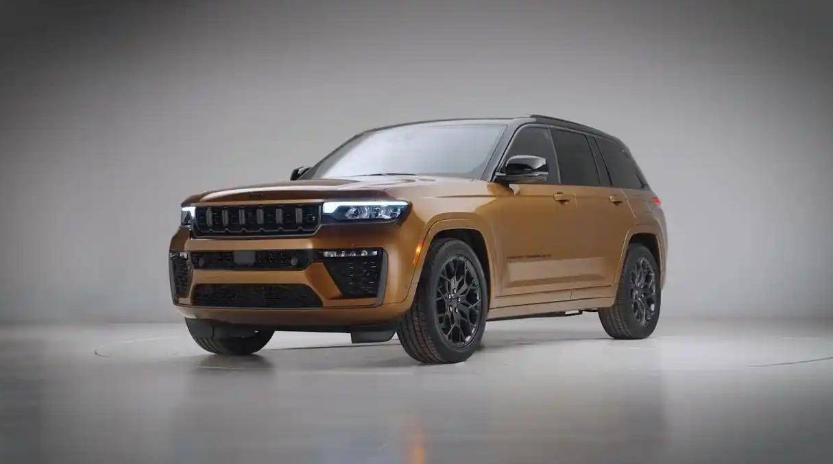 Jeep大切諾基改款:外形微整、內(nèi)飾更豪,全新2.0T引擎有八缸