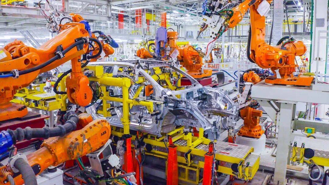 15年間,只需一個轉折點,中國汽車行業(yè)不僅實現(xiàn)了國內產能的轉型,更在國際舞臺上占據(jù)了舉足輕重的地位