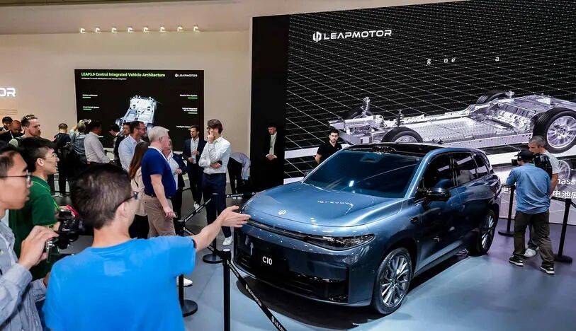 15年間,只需一個轉折點,中國汽車行業(yè)不僅實現(xiàn)了國內產能的轉型,更在國際舞臺上占據(jù)了舉足輕重的地位