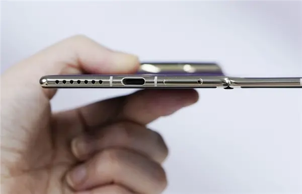 華為Mate70 Air真機被小紅書博主發文曝光,依然保持了家族式設計,采用寬比例屏幕,配備等深四曲屏,單獨前攝開孔 史上最薄Mate!華為Mate70 Air真機首次亮相:6.9英寸寬比例屏幕