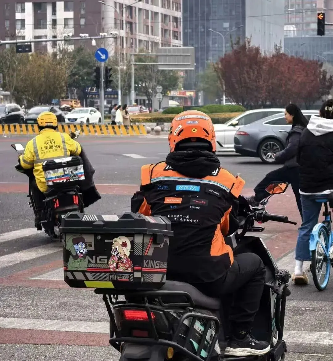 餓了么后撤一步,要送整個淘寶 圖源:淘寶閃購新騎士服 唐辰拍攝