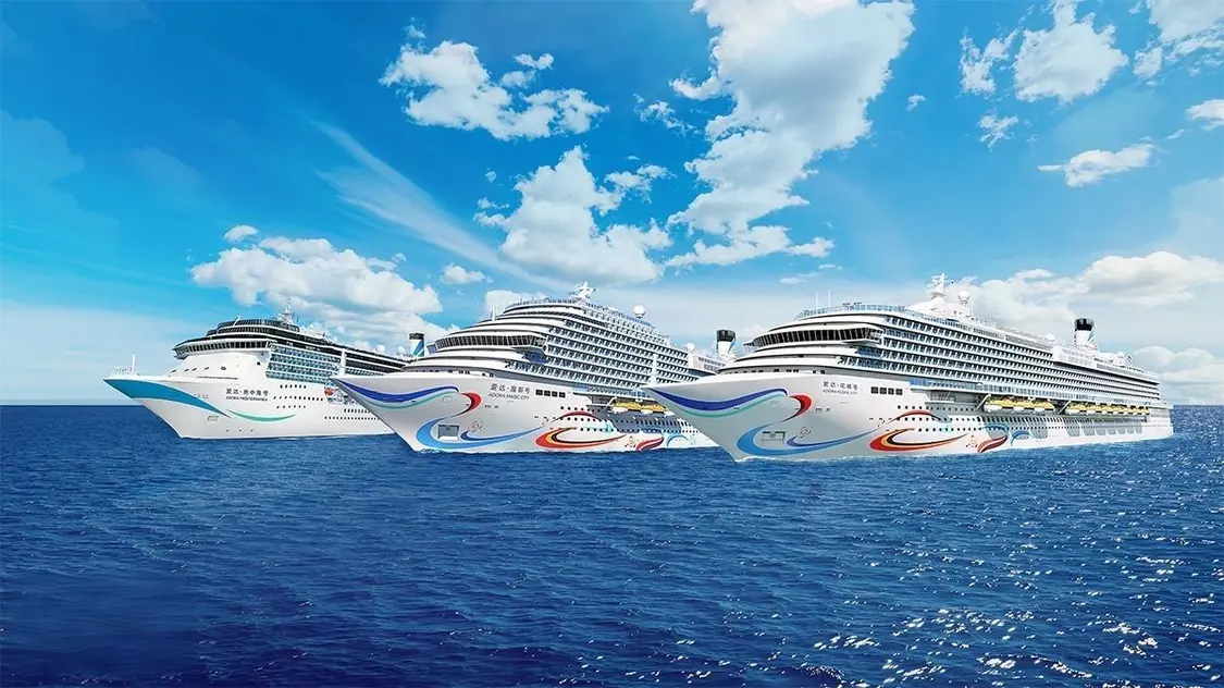 建造進(jìn)度85%,第二艘國產(chǎn)大型郵輪“愛達(dá)?花城”號明年底交付 ▲ 愛達(dá)郵輪公司旗下的三艘郵輪,最右為“愛達(dá)?花城號”