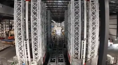 特斯拉公布電動(dòng)重卡Semi工廠內(nèi)部實(shí)景,明年正式量產(chǎn)